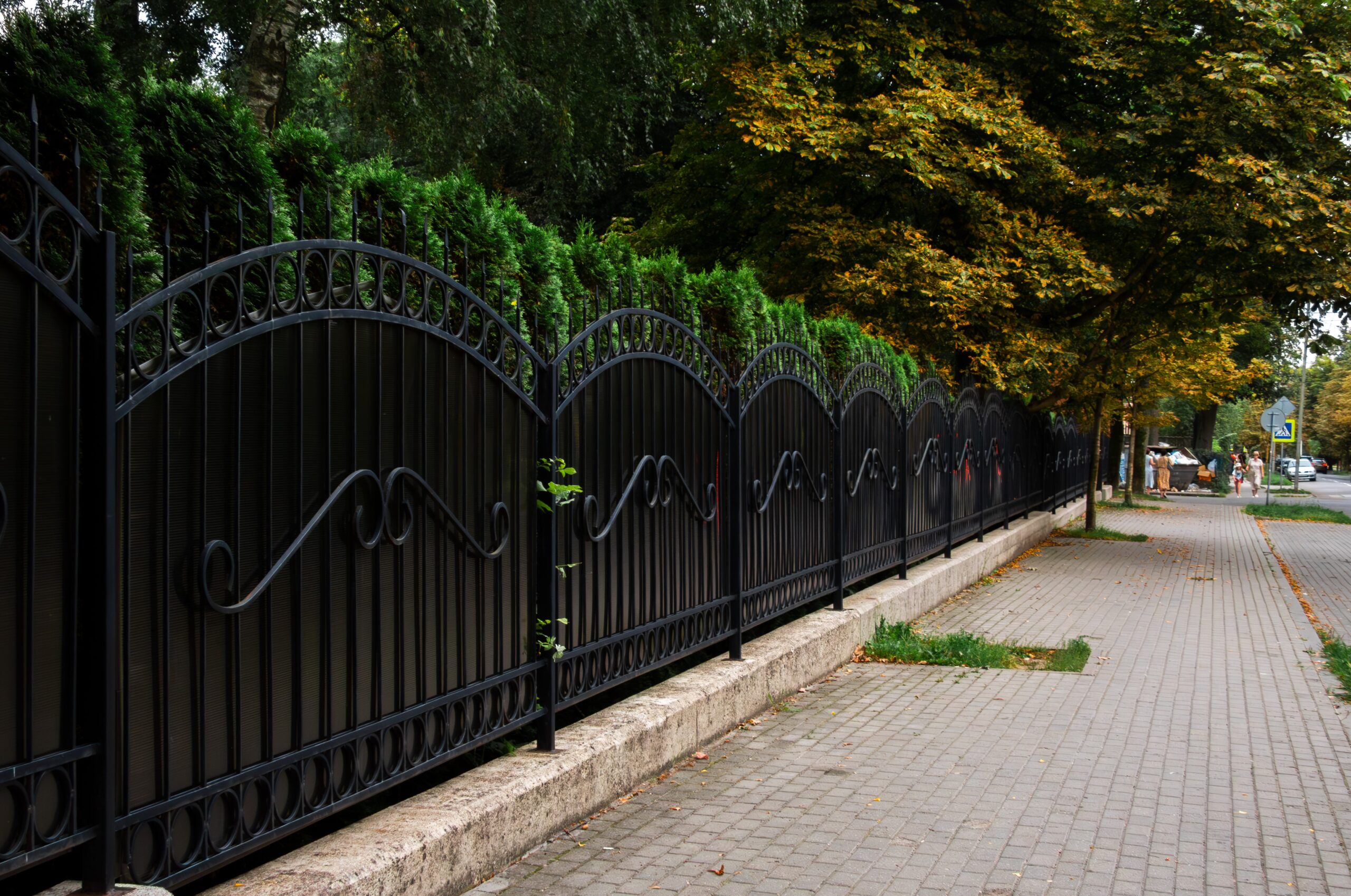 Forged iron fence protected with TB SEALER bio-based waterproof coating — long-lasting shine and anti-rust protection for outdoor metals. / TB SEALER bio bazlı su yalıtım kaplamasıyla korunmuş dövme demir çit — dış mekandaki metal yüzeylerde uzun ömürlü parlaklık ve pas önleyici koruma.